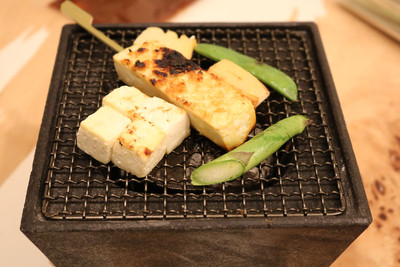 炙るとおいしくなる旬の食材 五箇山豆腐の味噌田楽と野菜 Base Mag
