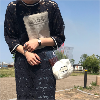 涼しげな総レースワンピースでコーデを楽しんで Base Mag