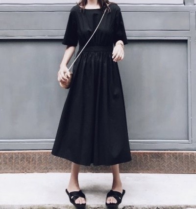 後ろ姿に差のつく バックスリットワンピース Base Mag