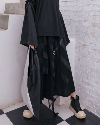 ロック風なデザインかつカジュアルに着れるクールなスカート モードな雰囲気を醸し出します Base Mag