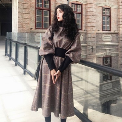 女性らしいシルエットのレトロシックなワンピース Base Mag