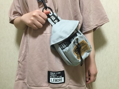 旅行などで活躍 リュックみたいなデザインの小さめボディバッグ Base Mag