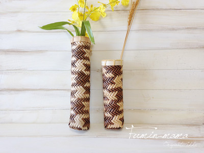 涼し気なインテリアとして 籐で作られた壁掛け型の和風な花瓶 Base Mag