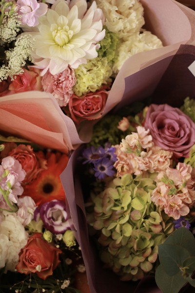 ご自宅で過ごす時間、少しでもお花に癒されていただきたい。そんな思いでご準備させていただきます。