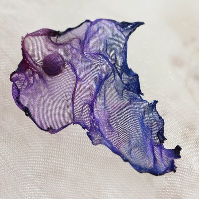 耳元を彩るアートピアス その透明感と繊細な色合いに惹き込まれる 濃い紫 Base Mag