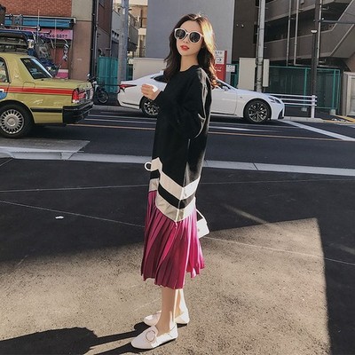 スウェットとプリーツスカートの異素材ワンピース 秋冬に一枚欲しい個性的なアイテム Base Mag