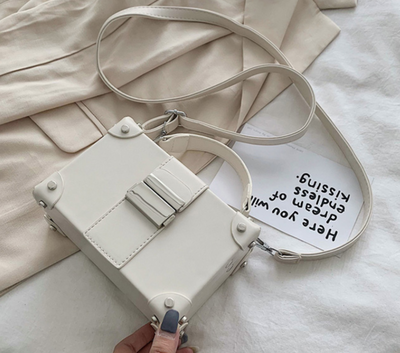 こんなミニバックを待っていた イイ女は荷物が少ないって本当 Base Mag