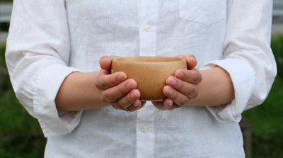 職人が手作りする木と漆のアウトドア漆器