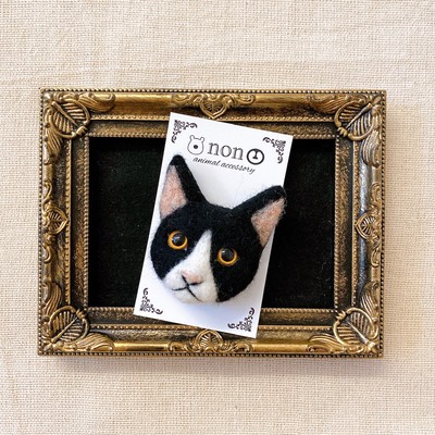 白黒模様がおしゃれな人気者 ハチワレ猫のブローチ Base Mag