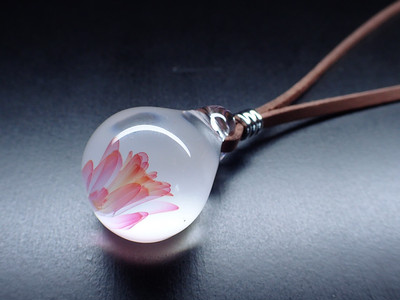 ガラスの中に力強い蓮の花を表現した新しいスタイルのガラスペンダント 紅蓮華 Mサイズ Base Mag