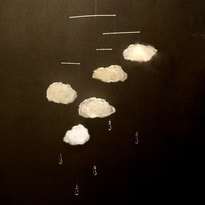 ゆらゆら 和紙の雲とガラスの雨粒のモビール Base Mag