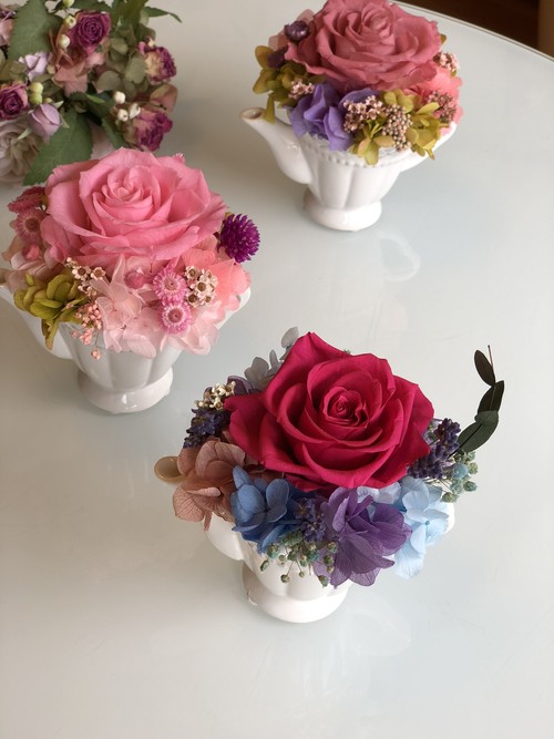 マゼンダピンクのバラのアレンジメント クリアケース 高品質クッションマット敷き La Soie