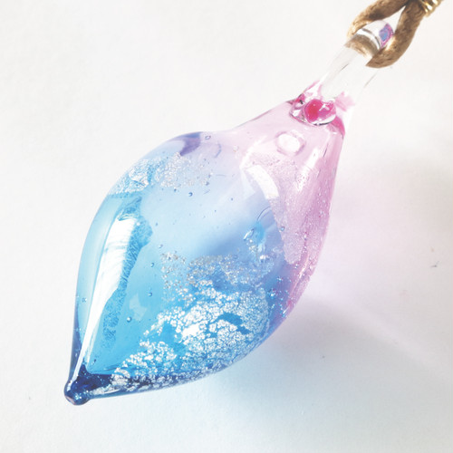 硝子のアロマペンダント <Blue&Gold Ruby>(銀箔入り) 硝子のアロマペンダント <Blue&Gold Ruby>(銀箔入り)