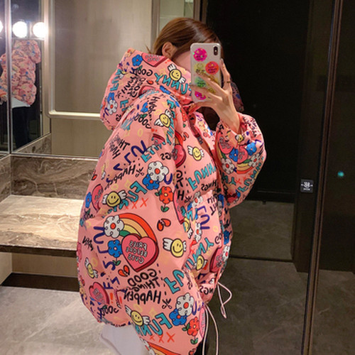 レトロ ポップ イラスト風 プリント ダウンジャケット レディース アウター オーバーサイズコート フーディー フード付き ピンク ホワイト 白 カラフル ミディアム丈 体型カバー 脚長効果 スタイルアップ ルーズ カジュアル ゆるカジ ガーリー ビッグシルエット 男ウケ
