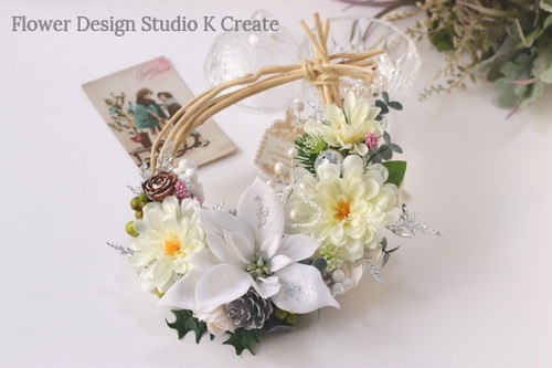 白いポインセチアとダリアのクリスマスリース 