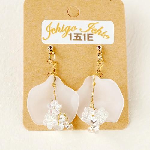 1509 花びらモチーフピアス ホワイトとクリアビーズ ホワイト系 Saitokanie