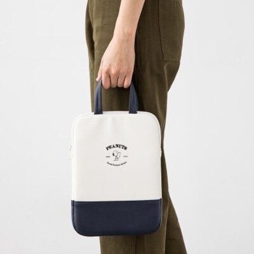 韓国限定 Peanuts Snoopy Grip Tablet Ipad Pouch 2colors ピーナツ スヌーピー タブレット アイパッド ポーチ 持ち手付き ケース 公式 韓国雑貨 Tokki Maeul トッキマウル 韓国雑貨通販サイト