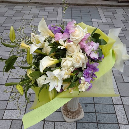 カサブランカをつかった白メインの花束 Flower Shop 花てまり