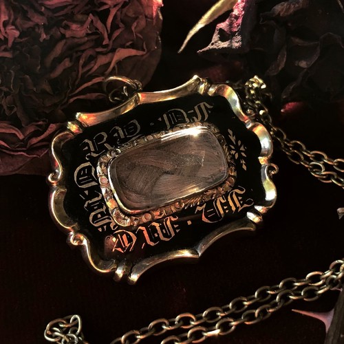 遺髪のブローチ メルキュール骨董店