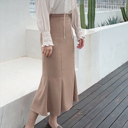 コンサバ系ミモレ丈のロングスカート 無地 ハイウェスト シンプルデザイン こなれ感 秋 お出かけや女子会にも 街角のカフェテラス