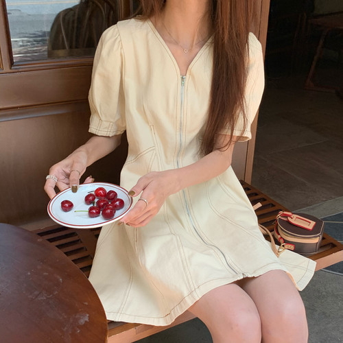 送料無料 ワンピース ミニ丈 ショート丈 半袖 パフスリーブ Vネック Aライン フレア ガーリー お洒落 レトロ カジュアル フェミニン キュート ナチュラル 春夏 デート 女子会 モテコーデ デイリー 着まわし 通学 学生 お出かけ 旅行 Eine Katze