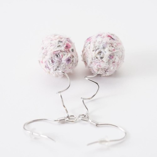 ボンボンピアス ボンボンピアス
