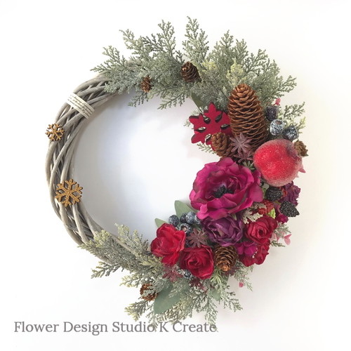 雪の結晶とザクロのクリスマスリース 　クリスマス リース 薔薇 レッド　松かさ