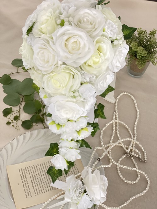 白バラ かすみ草のキャスケードブーケ Houkiboshi