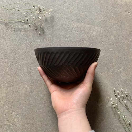 黒釉しのぎボウル鉢(斜め)