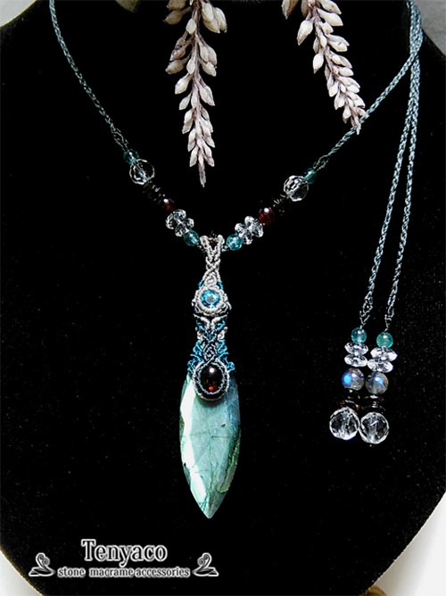 ラブラドライトとガーネットのマクラメペンダント