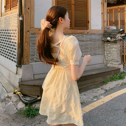 送料無料 ワンピース ミニ丈 ショート丈 半袖 パフスリーブ バックシャン バックオープン バックコンシャス 背中あき 肌見せ ギャザー Aライン スクエアネック ガーリー レトロ 可愛い 韓国ファッション 夏 お出かけ デート デイリー 女子会 学生 通学 Eine Katze