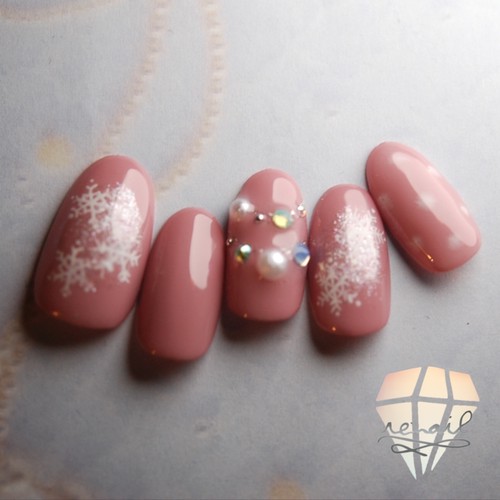 くすみピンクの冬ネイル クリスマス ネイルチップ 結婚式にもおすすめなおしゃれなネイルチップオーダーのお店re Nail