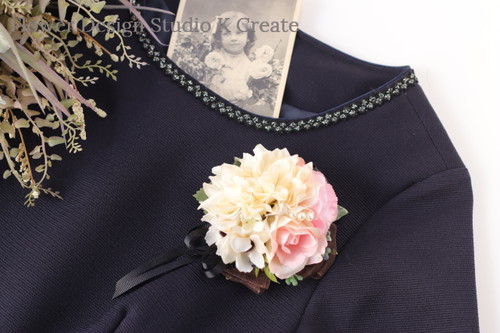結婚式・卒業式・入学式に♡エクリュダリアと薔薇のコサージュ（ヘッドドレス可）　コサージュ　ヘアクリップ　パーティー　フォーマル