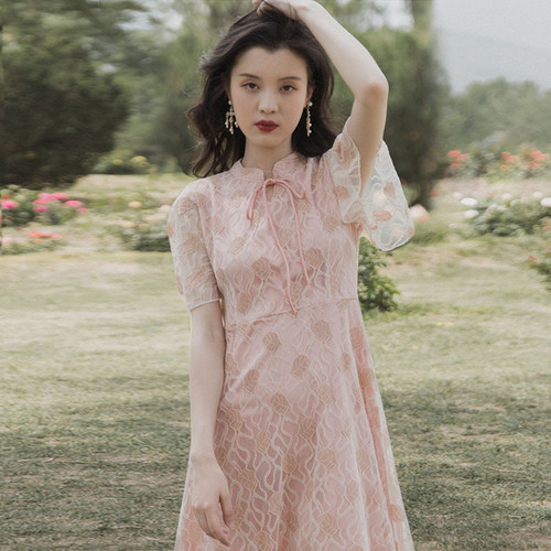 送料無料 ドレス チャイナドレス ワンピース 総レース ひざ下丈 半袖 代 ピンク Xライン 透け感 フレア袖 ガーリー フェミニン 春夏 お呼ばれ Eine Katze