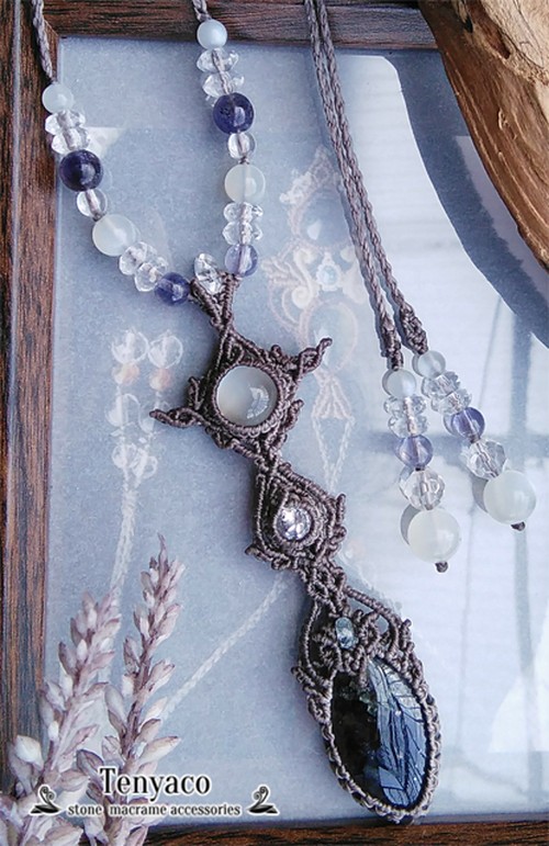 アイオライトサンストーントとムーンストーンのマクラメペンダント