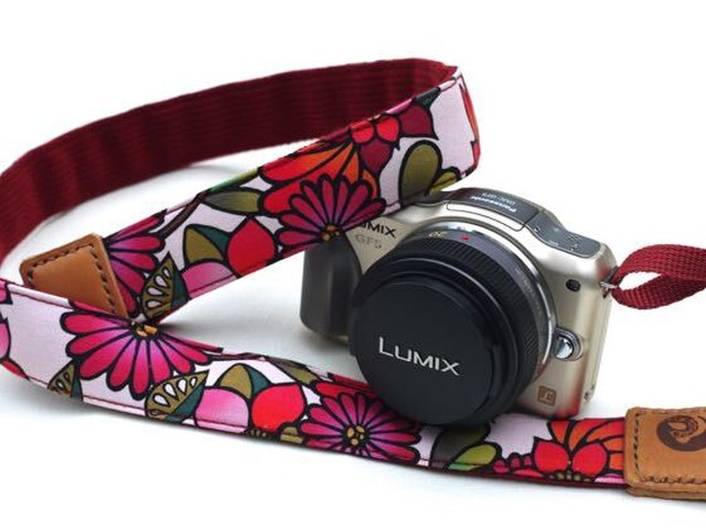 カメラストラップ 3 巾 ミラーレス 一眼レフカメラ用 片面 花柄デザイン 石垣島の花たち 赤 Gruppo 石垣島 気仙沼