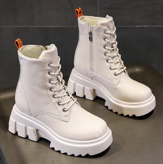 ブーツ ショートブーツ レディース ショート ブラック カジュアル 無地 韓国風 秋 冬 お洒落 きれいめ Puブーツ レトロ ハイヒール 厚底 編み上げブーツ ワンピの里