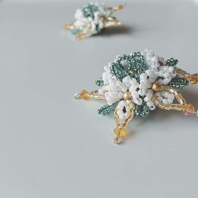 Vintage White Green Gold Beads Flower Earrings ヴィンテージ ホワイト 白 グリーン 緑 ゴールド 金 ビーズ フラワー 花 イヤリング Obakepeach