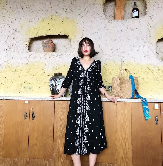 送料無料 選べる5カラー ゆったりサイズ ロング丈ワンピース マキシ丈ワンピース 膝下 七分袖 八分袖 Vネック パフスリーブ リボン 胸下切替 脚長効果 かわいい カジュアル 大人カジュアル ボヘミアン 柄物 小花柄 花柄 スパ ビーチ 海 リゾート 着まわし 初春