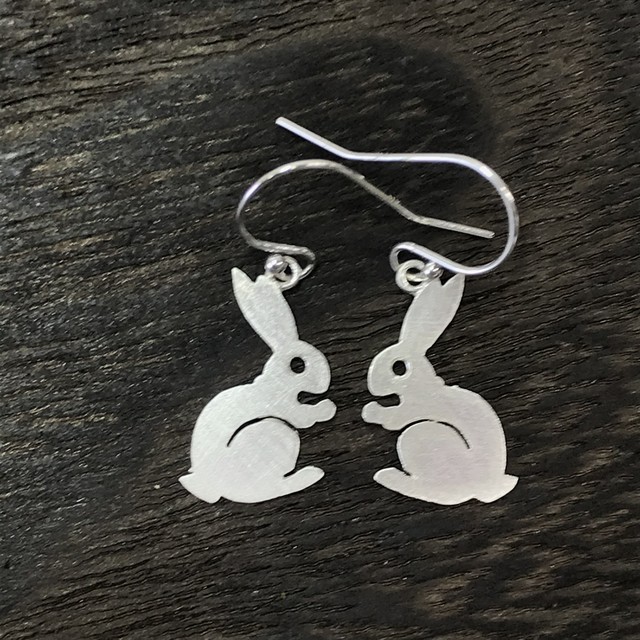 シルバーうさぎシルエット 月見て跳ねるピアス 送料無料 ハンドメイドジュエリーguest