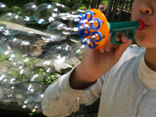 2歳からのおもちゃ ドイツ プスティフィックス Pustefix 社 シャボン玉シャワー 五感を刺激します 木のおもちゃ とこどもの本専門店てんさらばさらてんさらばさら