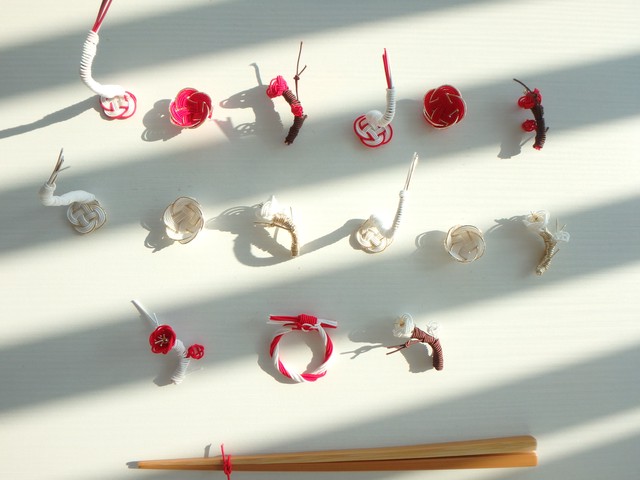 色希望ok お祝いやプレゼントにも使える水引の箸置き 梅 鶴 Customizing Colour And Length Is Ok Chopsticks Rest Plum Crane Flower Mizuhiki