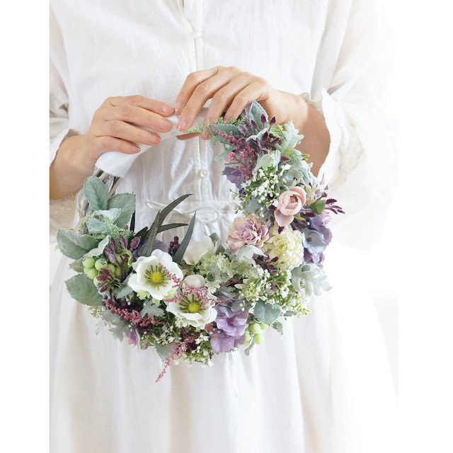 リースブーケ 白アネモネとシルバーリーフの リースブーケ アトリエ ペルル 花嫁さまの理想を叶える 素敵なブーケと装花