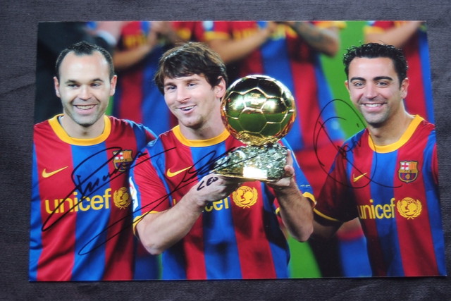 Iniesta Messi Xavi Signed Photo イニエスタ メッシ シャビの直筆サイン入りカラー写真 Celebcity