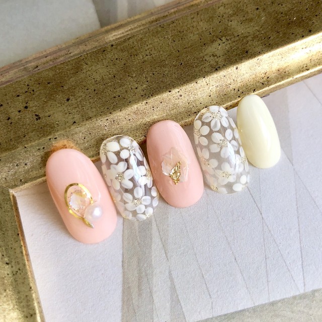 ヴィンテージフラワーとシェルネイルチップ お花 オレンジベージュ パステルイエロー クリア Brides Nails ネイリストが作るきれいめニュアンスなネイルチップ