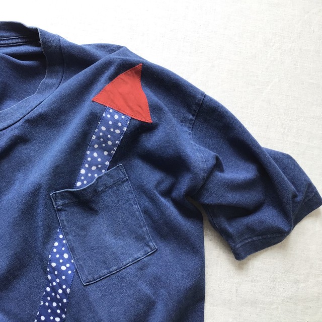 右肩 左肩 上がり 矢印のネイビーtシャツ Cosaeru