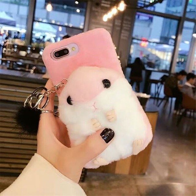 Iphoneケース ハムスター もこもこ ボア ぬいぐるみ 個性的 おもしろい かわいい カバー スマホケース ピンク グレー イエロー 6 6s 6plus 7 8 7plus 8plus X Xs Xsmax Xr 11 11pro 11promax レディース プレゼント インスタ映え 大人可愛い 取寄 発送目安14 21日営業