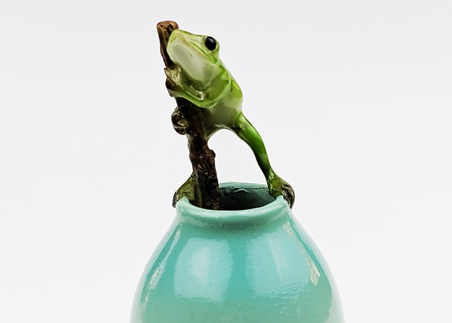 カエルオブジェ 小さな花瓶 細長いミニポットと蛙 Caeru
