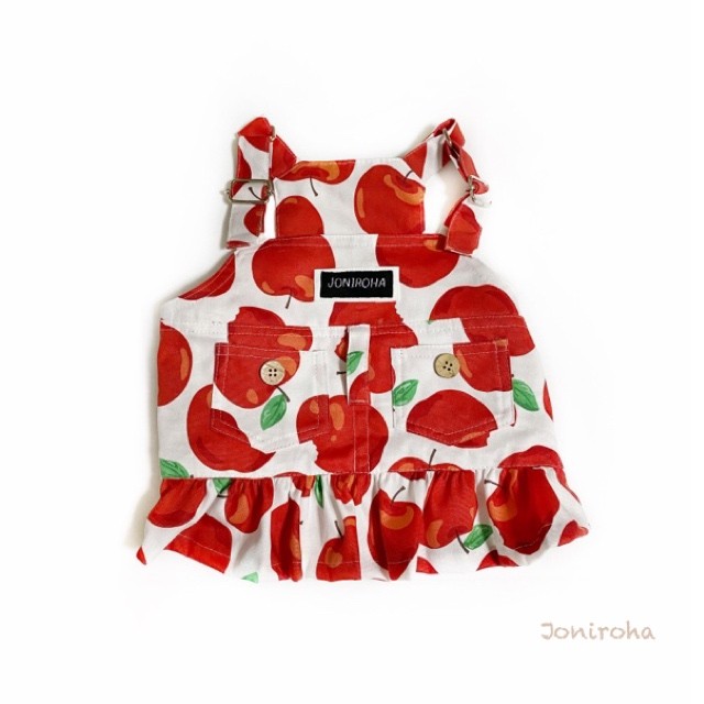 クール無し でかりんご お洒落なオーバーオールワンピ オフホワイト フルーツ柄 りんご柄 犬服 犬服ハンドメイド 小型犬服 フレンチブルドッグ服 フレブル服 パグ服 犬服オーダーメイド Joniroha