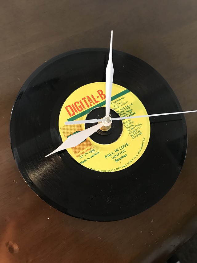 お部屋の雰囲気をオシャレに変えるレコード時計 Top One Records